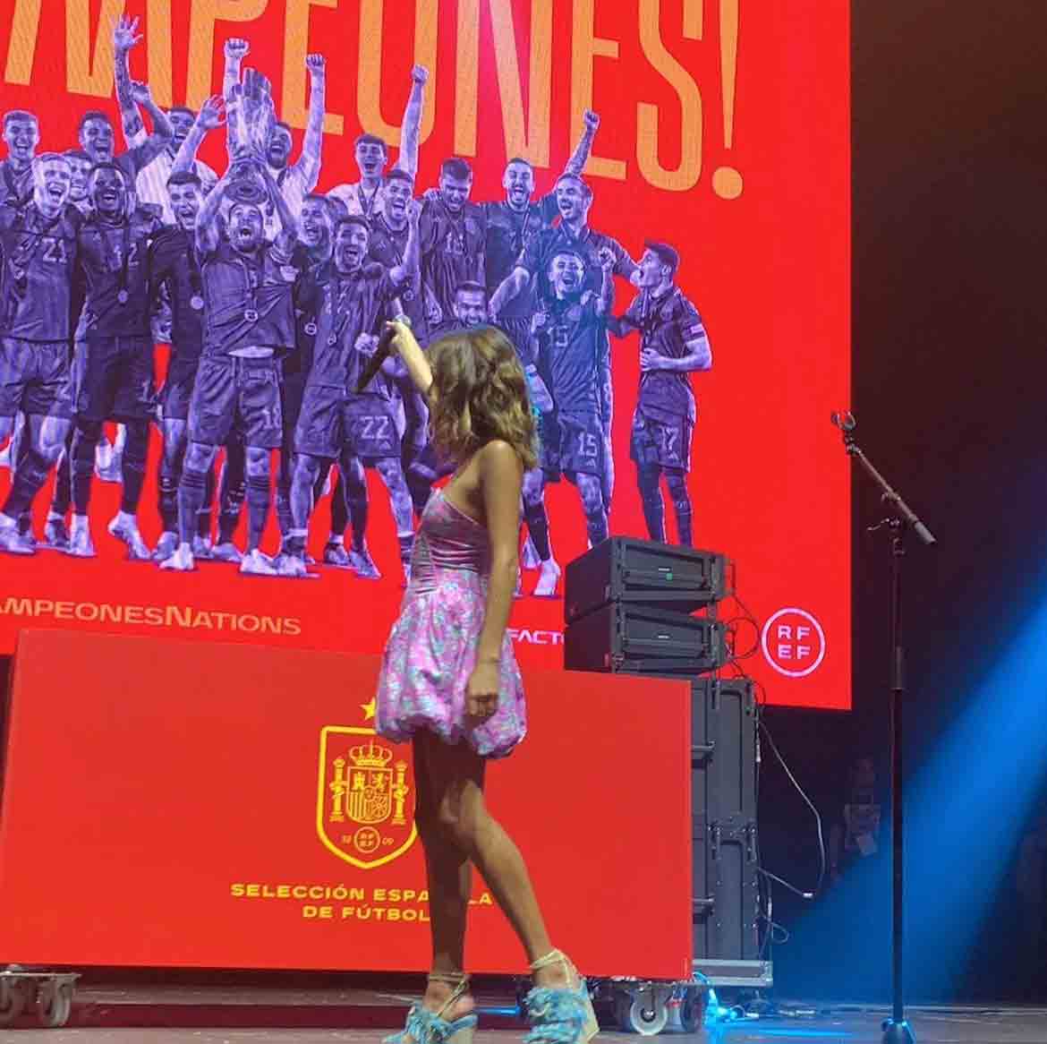 Sofía hace un pequeño parón en su gira ‘Libre’ para cantar en la celebración de la Selección tras ganar la Nations League