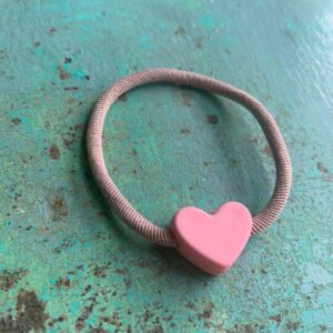 Pulsera - Goma de Pelo Beige Corazón Rosa